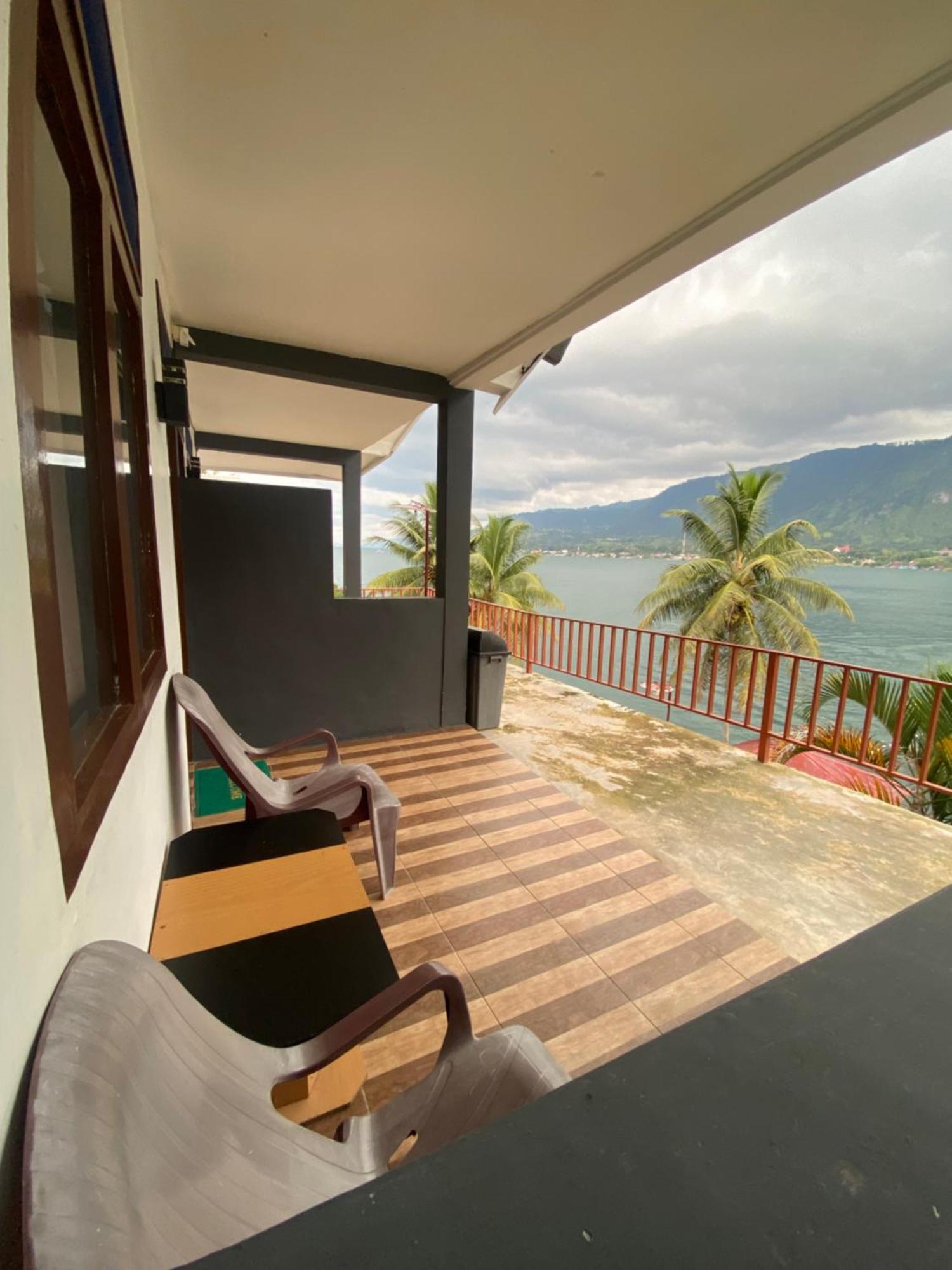 Vandu'S View Guest House & Restaurant Tuk Tuk Exterior photo