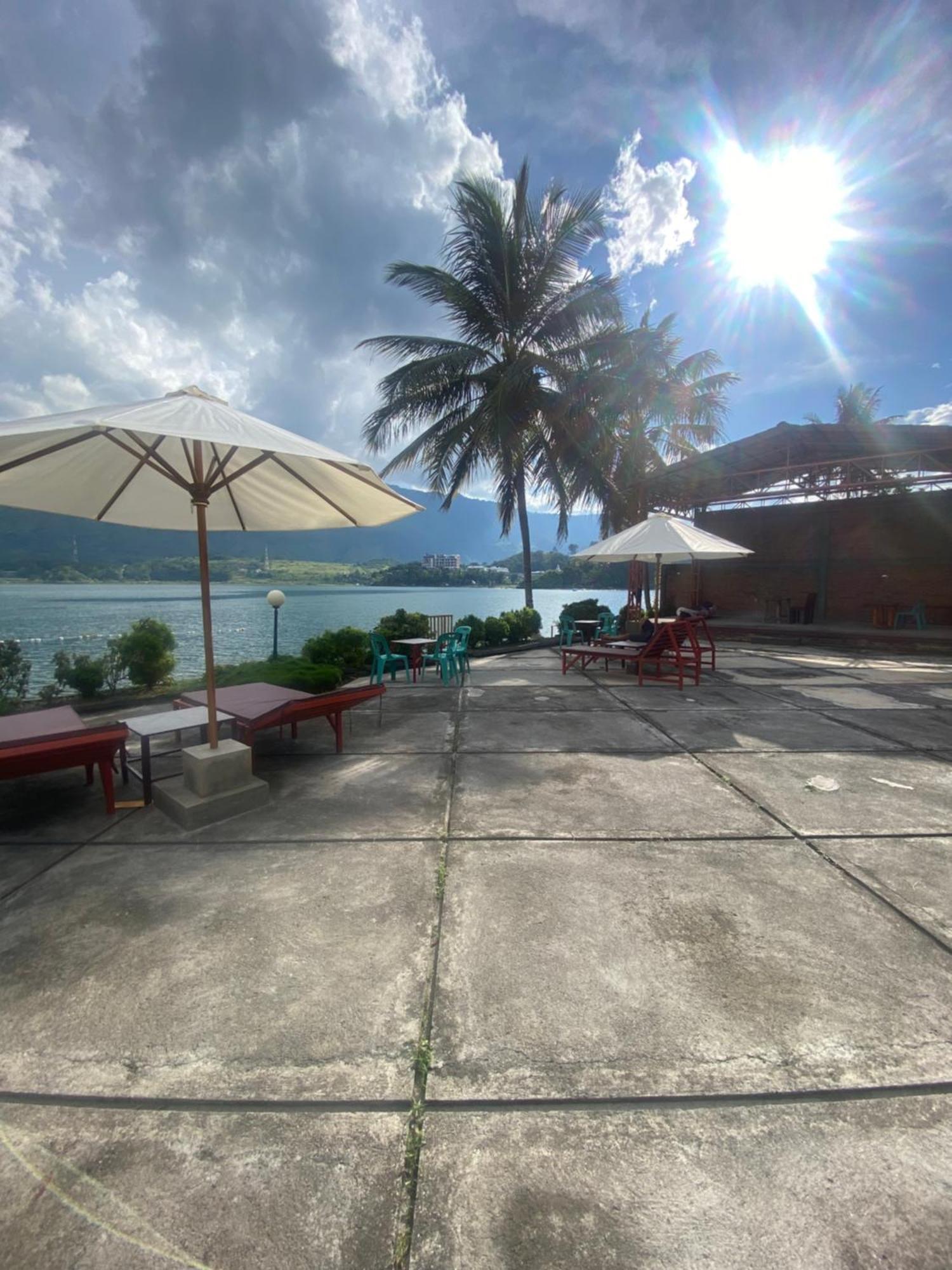 Vandu'S View Guest House & Restaurant Tuk Tuk Exterior photo