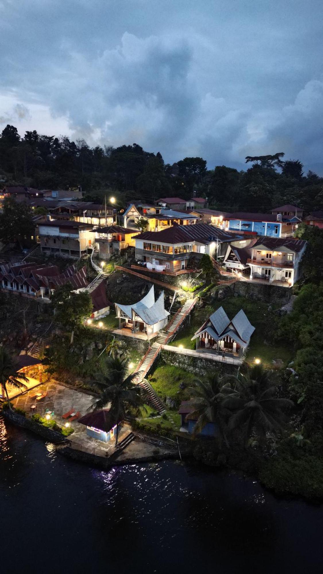 Vandu'S View Guest House & Restaurant Tuk Tuk Exterior photo
