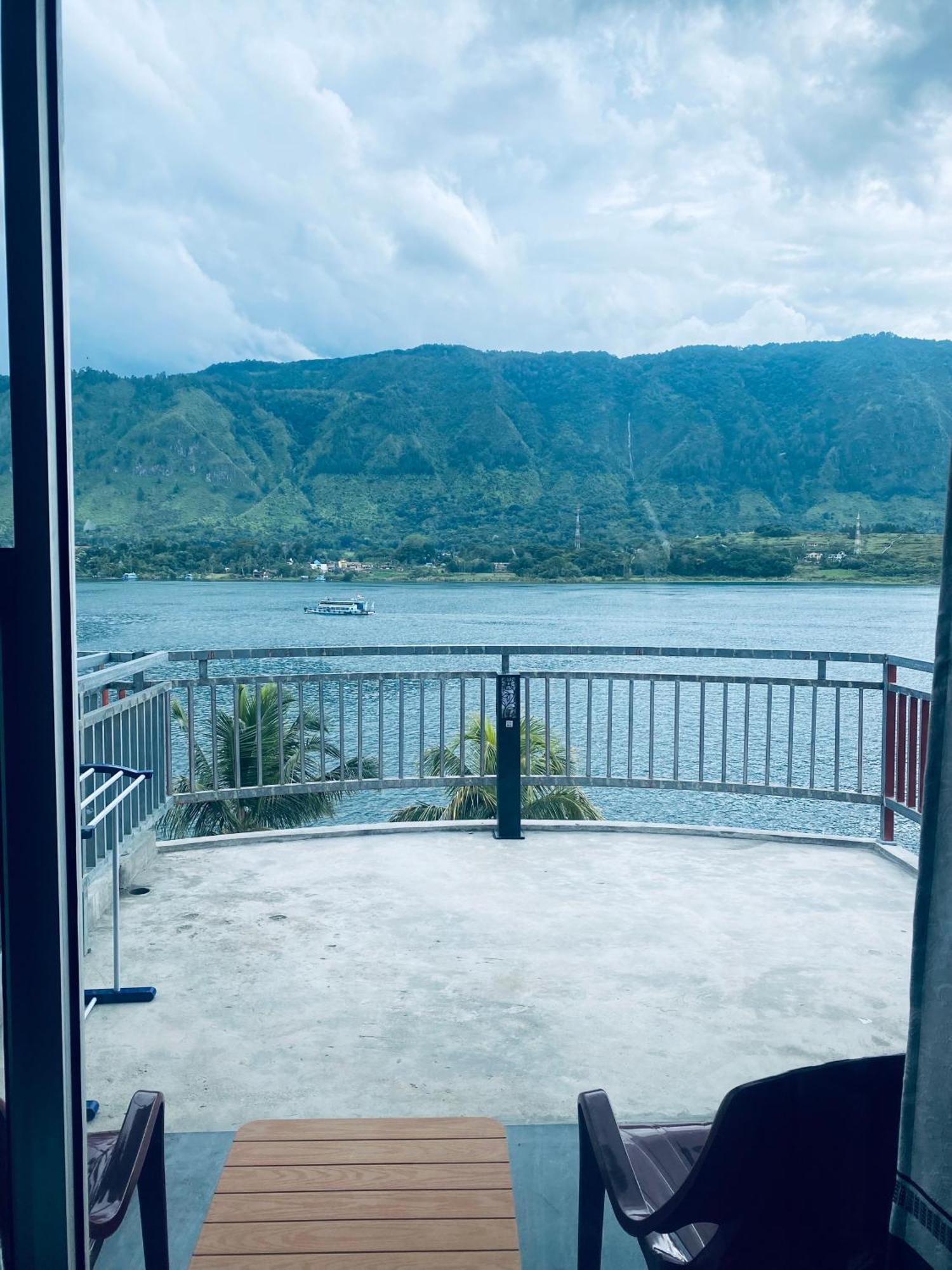 Vandu'S View Guest House & Restaurant Tuk Tuk Exterior photo