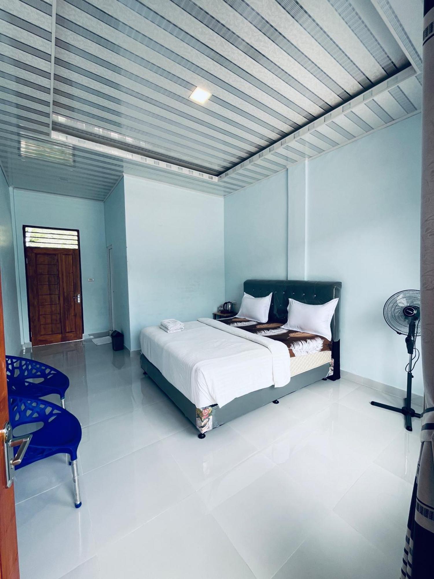 Vandu'S View Guest House & Restaurant Tuk Tuk Exterior photo
